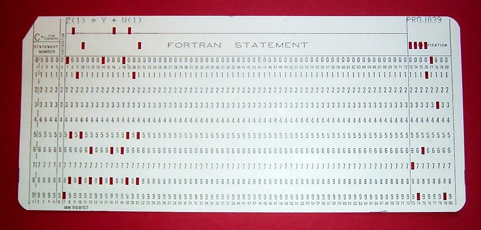 بطاقة FORTRAN مثقّبة، تظهر فيها الثقوب والأرقام والتعليمة المطبوعة